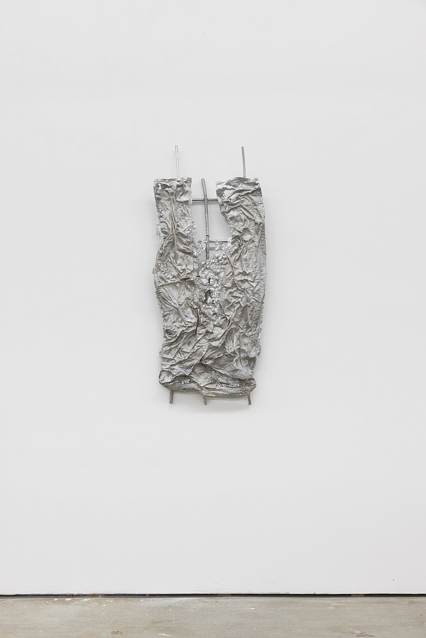 Hans Schabus – Ockergelb Ikarus, 2017, Aluminium, Eisen, 119 x 51 x 13 cm